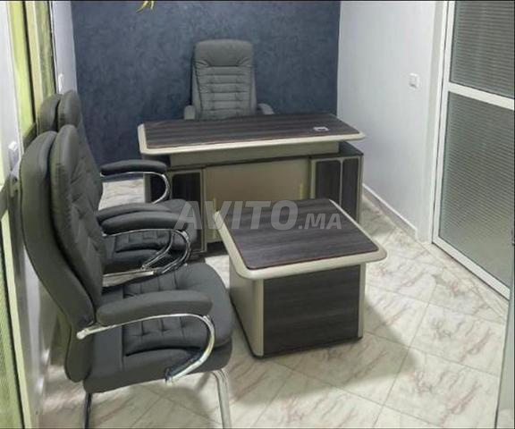 Bureau de travail importé avec chaises importées pour usage professionnel