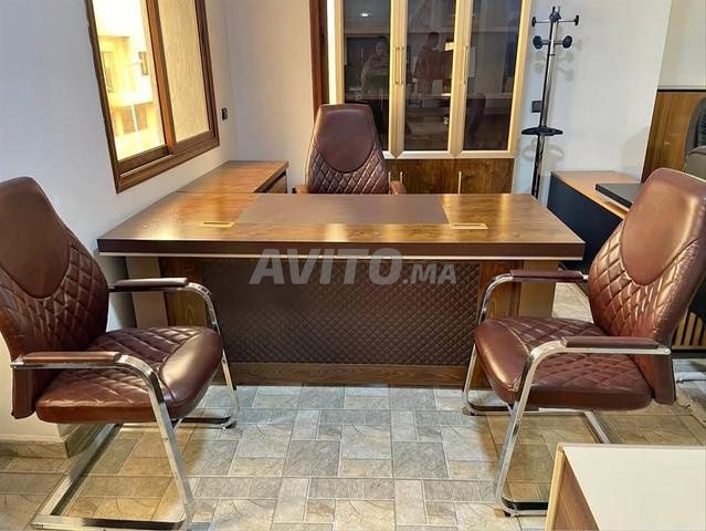 مكتب مستورد بتشطيب دقيق مناسب لمختلف فضاءات العمل