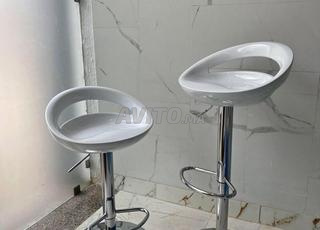 مقعد بار حديث التصميم الداخلي الأنيق