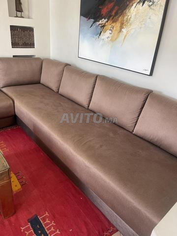 صالون في حالة جيدة جداً مكون من كنبتين على شكل حرف L