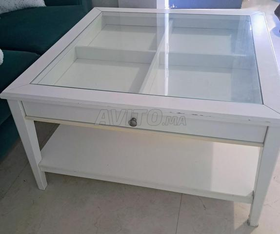 طاولة قهوة بيضاء جميلة