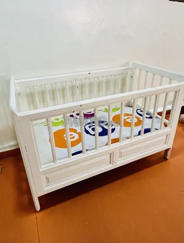 سرير أطفال في حالة جيدة للبيع