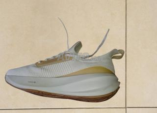 أحذية رياضية خفيفة Originals.