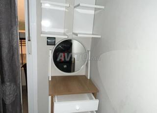 Coiffeuse moderne avec miroir et étagères