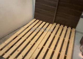 قاعدتا سرير من الخشب الأصلي