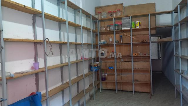 رفوف وأجهزة دكان بقالة