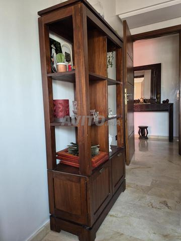 مكتبة خشب مصمت