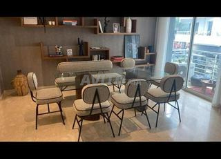 غرفة طعام مع كراسي