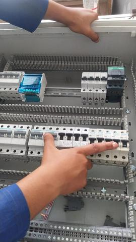 كهربائي وفني كاميرات مراقبة