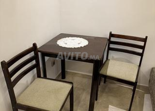 Table en bois avec 2 chaises