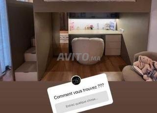 سرير بطابقين مصمم خصيصًا مع مكتب وترتيبات