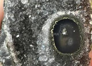 Pierre contenant un rubis