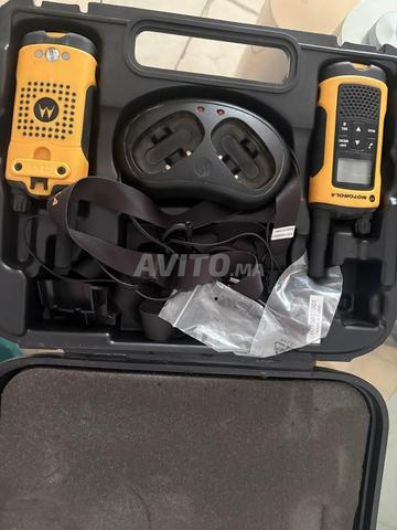 مجموعة من جهازي اتصال لاسلكي موتورولا