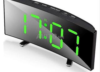 Horloge électrique rechargeable et avec pile