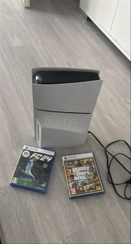 جهاز PS5 Slim مع ذراعين