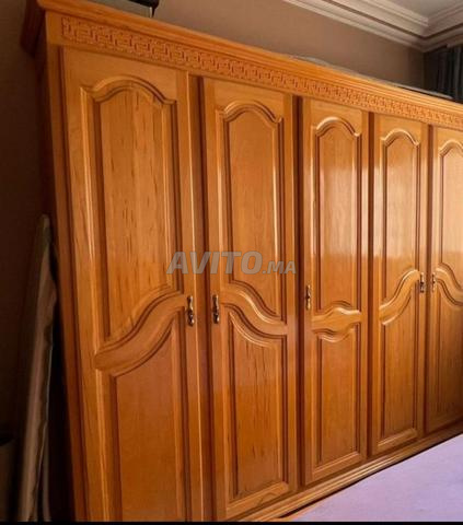 خزانة من الخشب الصلب