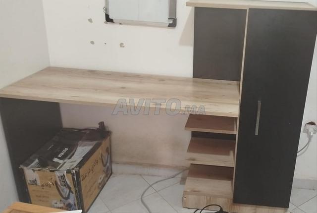 مكتب للاستعمال مرفق بمكان لوضع الكتب