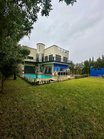 فيلا عصرية للبيع في طريق أوريكا أكوابارك