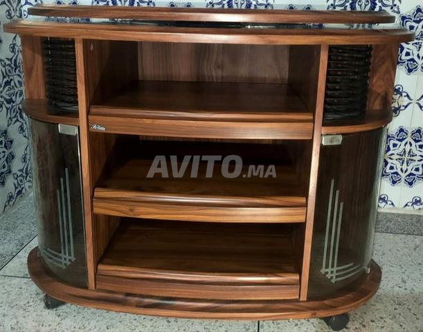 خزانة تلفزيون خشبية في حالة جيدة جداً بسعر 400 درهم