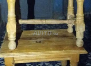 ثلاث طاولات صغيرة