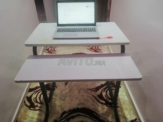 طاولة مكتب وجهاز كمبيوتر محمول hp