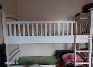 سرير بطابقين للبيع