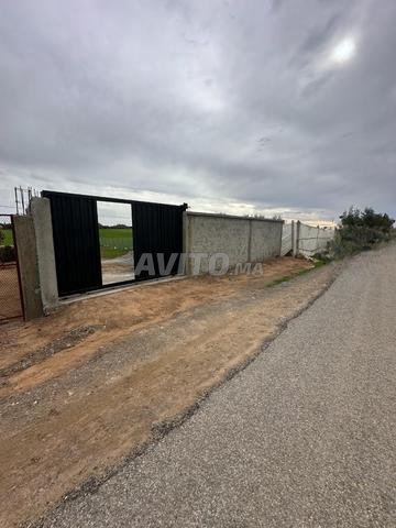 مركز مقام الطلبة 3000متر مربع، سور، بئر، منزل