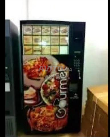 موزع آلي للوجبات الخفيفة والوجبات الساخنة