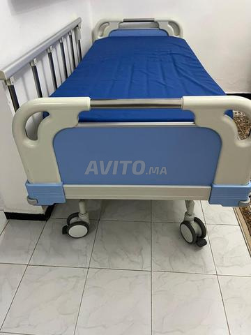 سرير طبي منزلي بعجلات وحواجز أمان