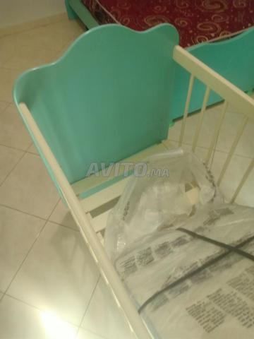 سرير أطفال (سرير للرضيع) مع فراش