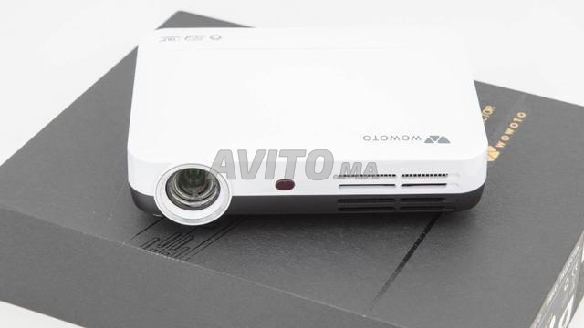 Projecteur portable de marque WOWOTO.