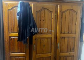 خزانة وسرير مع ملتات