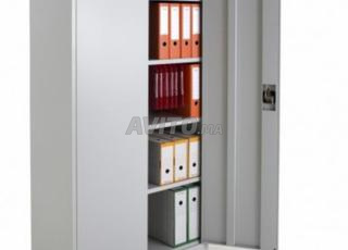 خزانة معدنية عالية ذات بابين متأرجحين