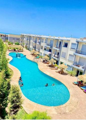 شقة مفروشة مطلة على البحر مع مسبح