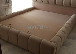 Lit neuf avec tête capitonnée