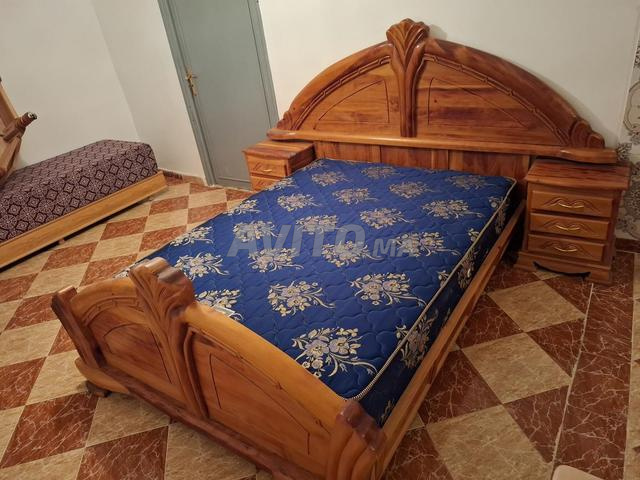 2 سريرين مزدوجين من الخشب و 4 طاولات بجانب السرير