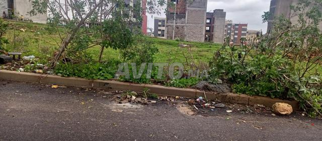 بقعة لبناء منزل للبيع بمنزه عين عتيق أمام فيلات