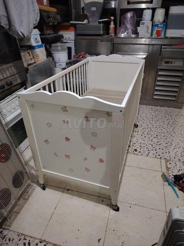 سرير للأطفال الرضع قابل للتطوير مصنوع من الخشب