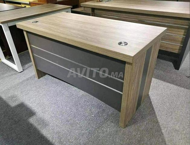 Bureau importé pratique et adapté aux environnements de travail