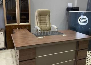 Bureau importé de luxe reflétant le statut professionnel