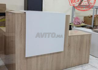 منضدة استقبال مع صندوق