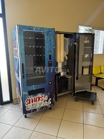 مجموعة من آلات البيع مع آلات صرف العملات