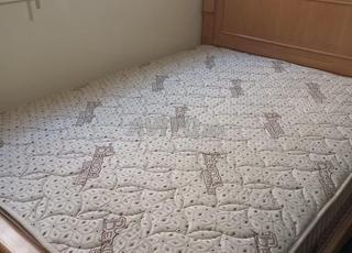 lit plus matela 2personne table de nuit