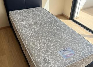 سرير مفرد ومرتبة زنبركية