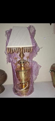 مصباح طاولة مزخرف من البرونز المطلي بالذهب