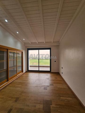 فيلا في مجمع سكني فارغة تطل على ملعب الغولف للإيجار