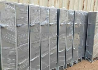 خزانة ملابس معدنية بأربعة أبواب متوفرة في المخزون