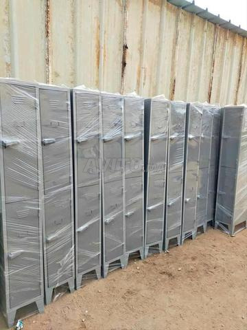 خزانة ملابس معدنية بأربعة أبواب متوفرة في المخزون