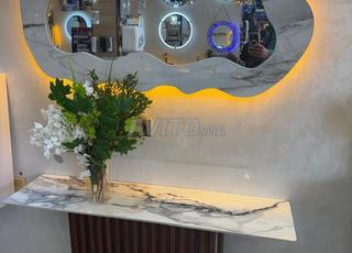 كونسول أنيق بسيراميك إيطالي ومرآة LED عصرية