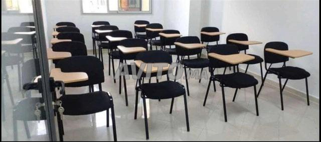 Chaises avec table d'écriture